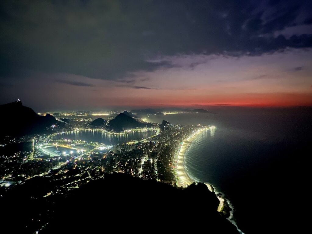 nascer do sol no morro dois irmãos - chegada no topo