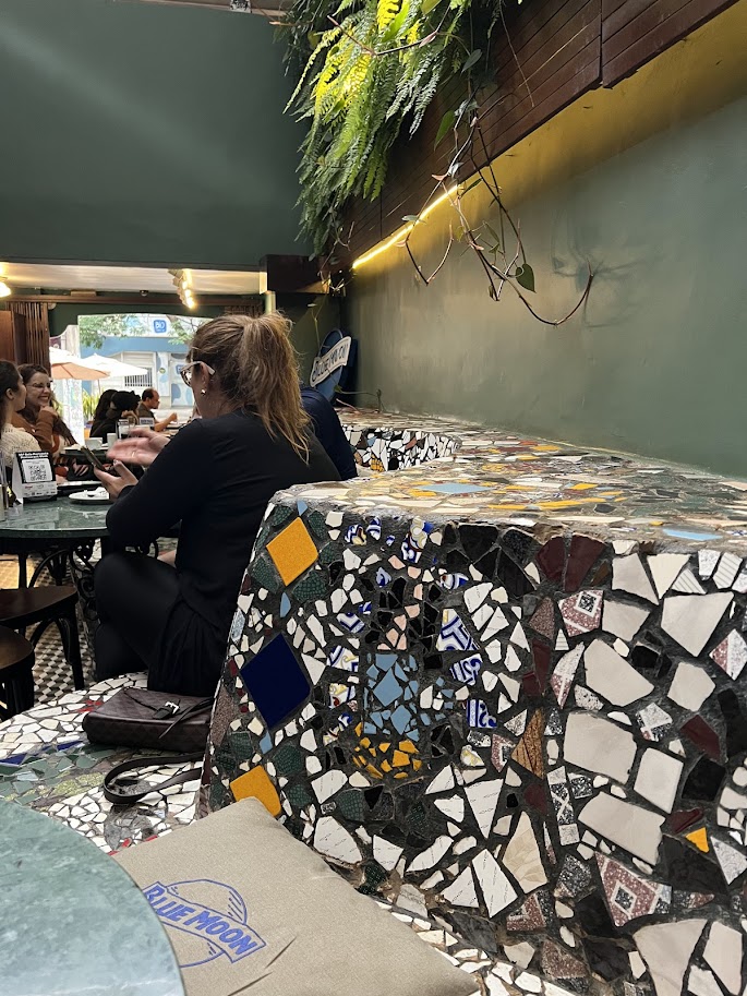 Café com Letras - BH - banco estilo gaudi