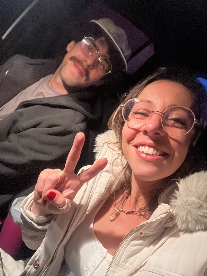 Chris e Lucas tentando dormir no carro no Parque Serrra da Bocaina