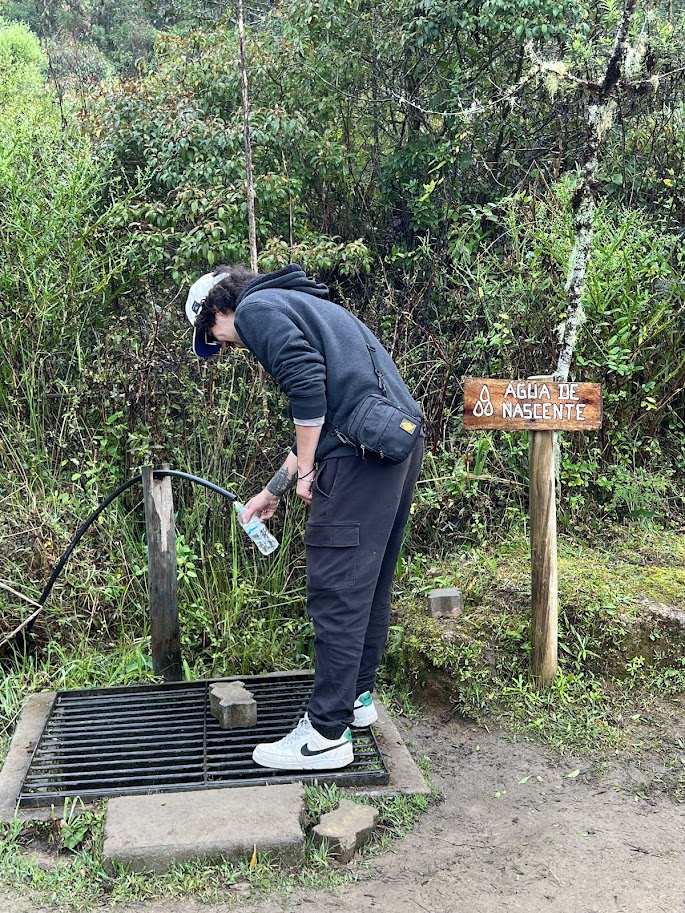 pegando água da bica na Pedra da Macela
