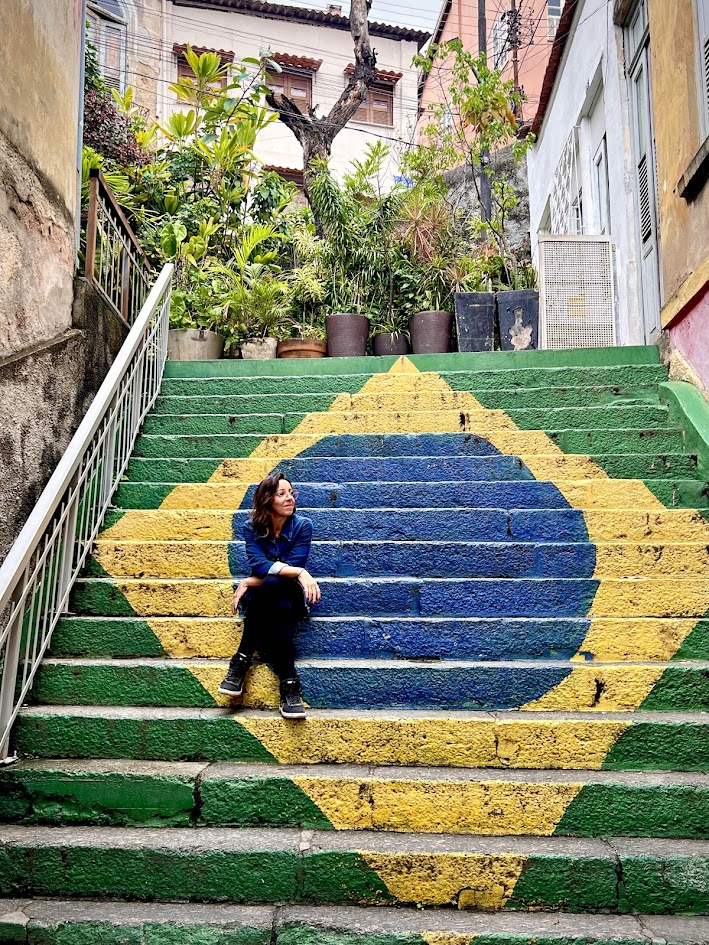 O que fazer (sozinha) no Rio de Janeiro - Tour da Pequena África - Chris na bandeira