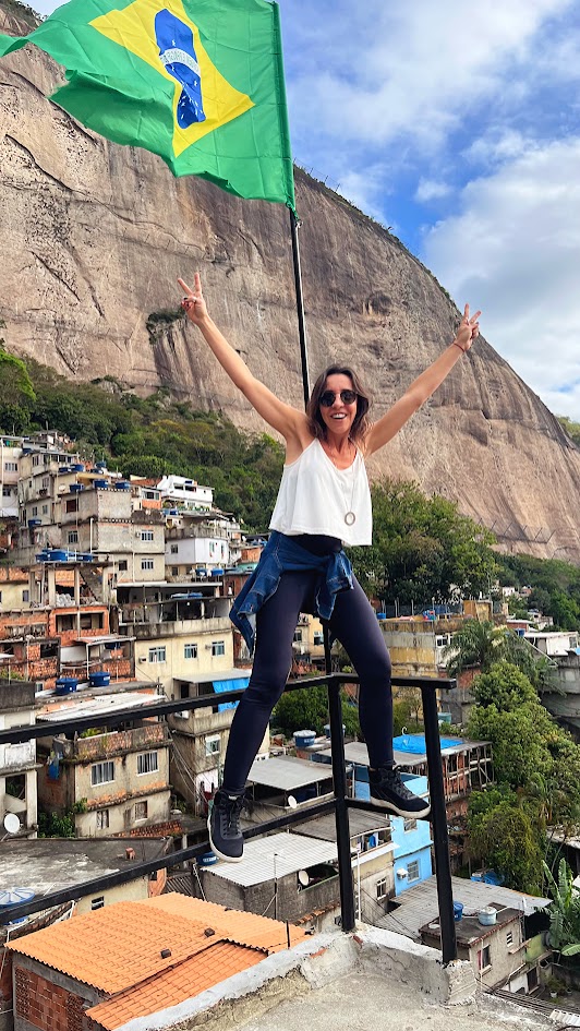 O que fazer (sozinha) no Rio de Janeiro - Tour ne Favela da Rocinha - Chris na bandeira