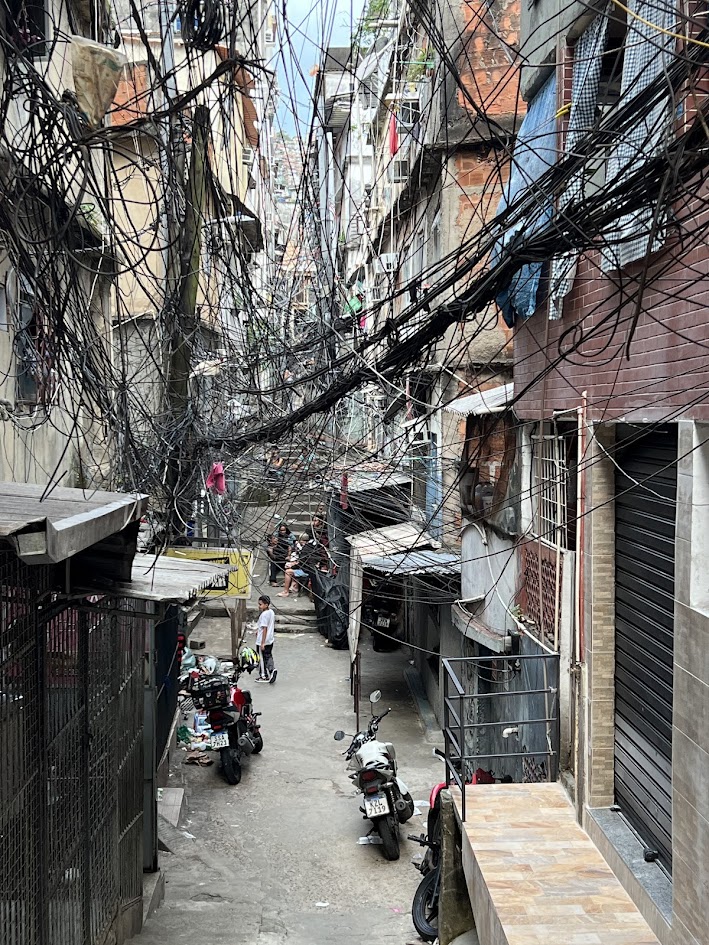 O que fazer (sozinha) no Rio de Janeiro - Tour ne Favela da Rocinha - Engenharia dos fios