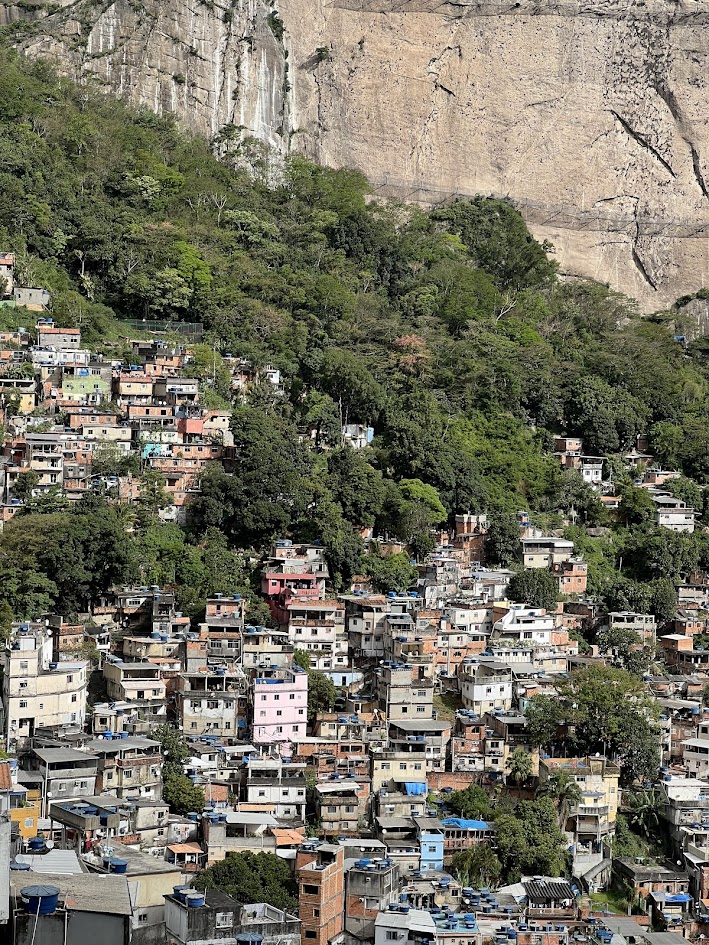 O que fazer (sozinha) no Rio de Janeiro - Tour ne Favela da Rocinha - morro de casa e morro de pedra