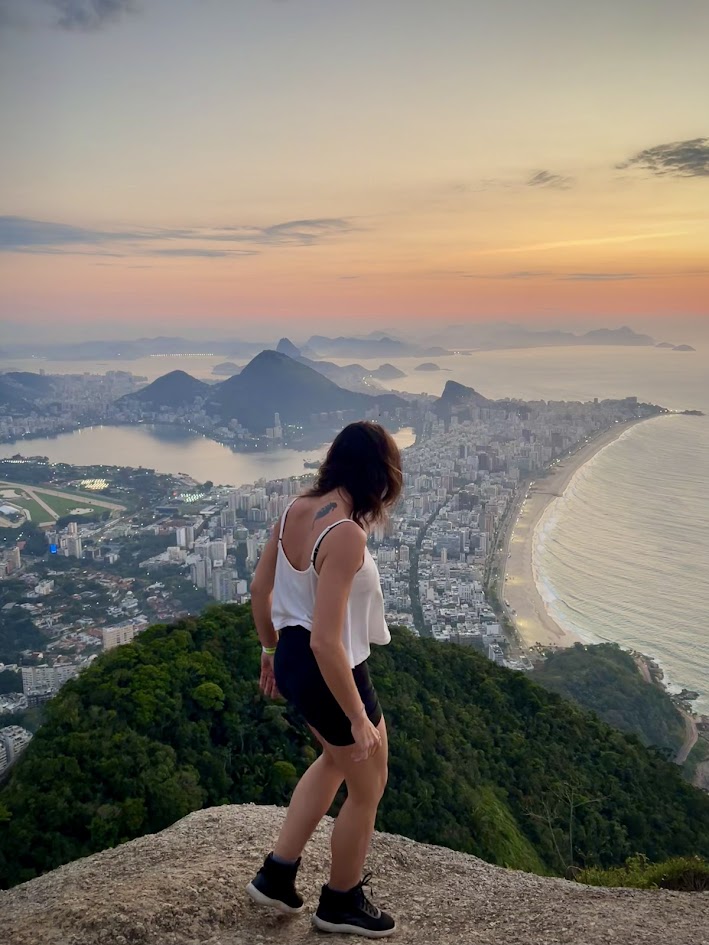 O que fazer (sozinha) no Rio de Janeiro - Trilha no Morro Dois Irmãos - Chris na pedra