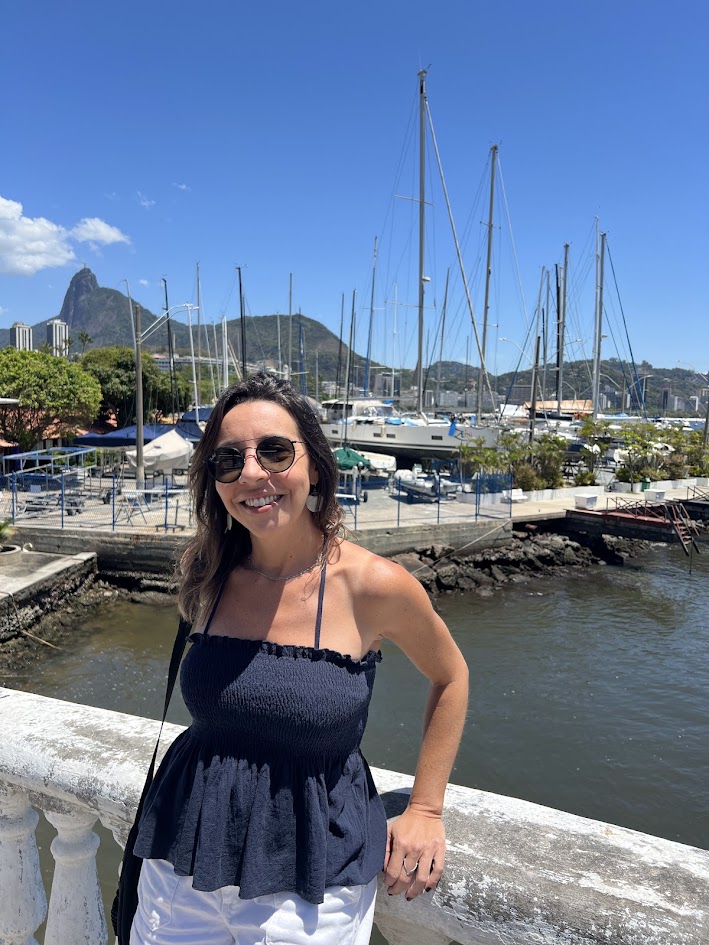 O que fazer (sozinha) no Rio de Janeiro - Walking tour na Urca - Chris na mureta da urca
